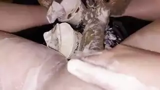مضاجعة بالدسار الزجاجي والزبادي: إباحية استمناء صاخبة للابنة