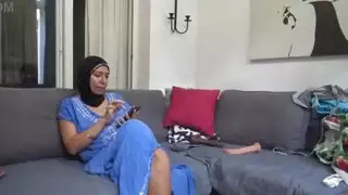 مراهقة عربية مثيرة تُضرب بواسطة عمود قضيب سميك عملاق