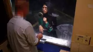 فتاة عربية شقية تقدم مص قوي مقابل الدفع في مكان مريب