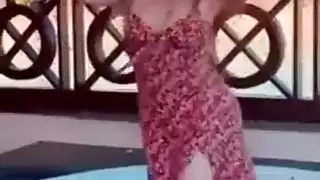 فيديو إباحي xxx لفتاة عربية مثيرة تخلع ملابسها وترقص