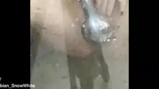 فتاة سعودية هاوية تحك بظرها في الحمام مباشرة على كاميرا الويب