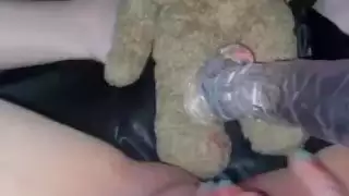كس العذراء المراهقة الضيق يُفتح على مصراعيه بدسار زجاجي ضخم