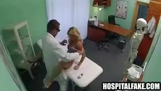 طبيبة شقراء تقدم علاجًا إباحيًا لحلق مشعر لمريضتها