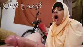 شخص ينيكي إمرأة محجبة مترجم