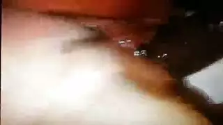 مشهد إباحي: قضيب فولاذي يصطدم بفرج مليء بالعصارة على الأرض