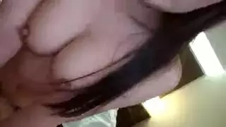 ربة منزل مرنة في جماعي جنسي صريح مع إنهاء داخلي