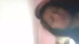 شاب عاري مفتول يحصل على مص لقضيبه الضخم من كوغر