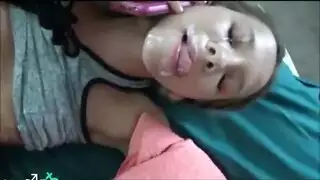 فم جشع يلتهم قضيبًا سميكًا عريض الرأس حتى يقذف بقوة