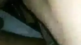 ضخ الديك الأسود شعر في الهواء الطلق