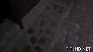 رجل مثار يمارس الجنس مع وجهه في جلسة عذرية xxx حارة