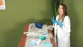خيال الجنس الجماعي: فتاة مقنعة محاطة بزبور قاسية