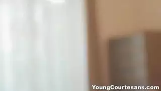 مراهق مثار يدخل كسها بعنف بوضعية الفارسة العكسية