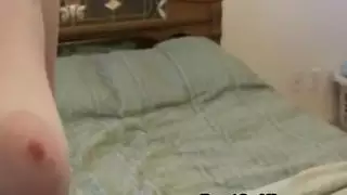 أثداء هاوية شابة مثالية تُغطى بالسائل المنوي بعد مص وجنس مكثف