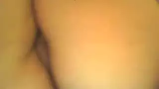 تبول منقوع على كس مشعر: مشهد صريح مقرب