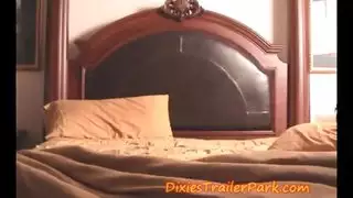 زوجة مثيرة تدخلها زوجها وابن عمها بالقضيب مزدوج