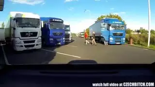 فتى أشقر يخوض رحلة شرجية خشنة