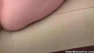 جميلة مفلسة ضخمة الثدي تأخذ قضيباً سميكاً مشعراً