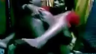 ممارسة الجنس مع زوجة الأخ المحرمة خلال اجتماع عائلي