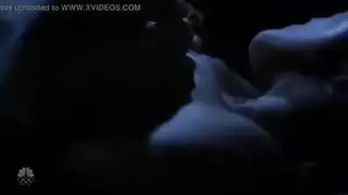 يظل ثعبان جنيفر مربوط رأسا على عقب واحصل على كس مارس الجنس من الصعب، ركوب الديك