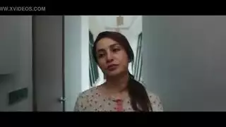 سيدات مثيرات في ملابس رسمية يتم تدمير فتحاتهن الضيقة على الشريط