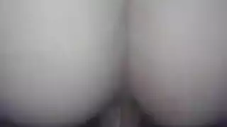 كس مشعر يمص قضيبًا سميكًا قبل أن ينكح بقوة