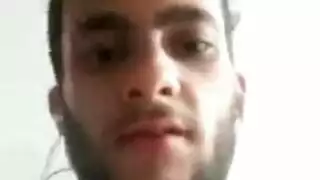 صغيرة ومثيرة: قزم يلعق ويمص الأرجل الناعمة