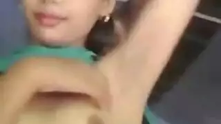 الفاتنة الشابة تكشف عن ثدييها المثاليين في مقطع إباحي