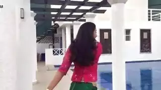 سمراء ساخنة تتعرض للصابون والجماع في الحمام