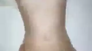 مراهقة نحيلة تستمتع بشرج صعب من أفضل صديق