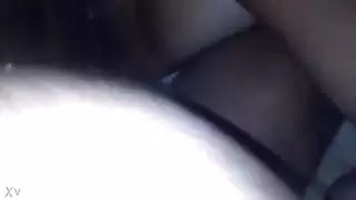 امي تدعوني وهي تلبس