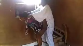 يستغل سفر ولده ينك زوحت ابوه