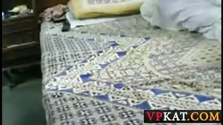 سكس عربي مصري راجل ينيك وحده وابنهم يخش عليهم