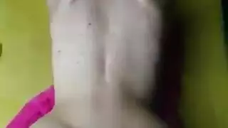 قوام الساعة الرملية يتم تدميره من الخلف في فيلم إباحي صريح
