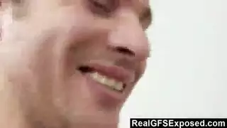 شقراء بلا خجل بعد الحلاقة: كل الفتحات مُلئت
