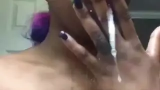 يتم تصوير فتاة سوداء غبية وهي تمارس الجنس مع فمها