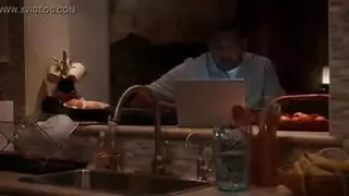 من تدليك استرخائي إلى جنس شرجي قاسٍ: مشهد سيمون الإباحي