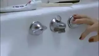 شاب يهيج بنت بصوت