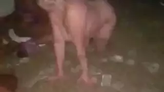 الخوخ تمص قضيبًا ضخمًا صلبًا وهي ترتدي ملابس داخلية حمراء