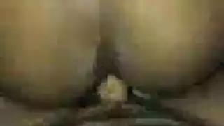 عاهرة شابة نحيفة تحصل على تدليك كامل للجسم ثم يُلتهم كسها الضيق