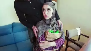 سكرتيرة عربية تحصل على كريمة فموية عميقة