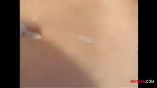 الاب يشارك ابنته الصغيرة
