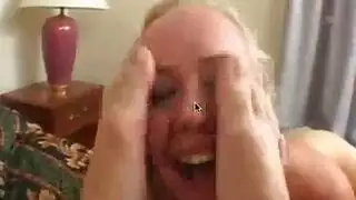 طالبة شقراء ساخنة تمص أثناء الجنس الشرجي الصريح