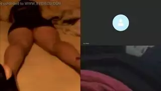 نموذج الكاميرا على الإنترنت تأخذ عضو معجب في مشهد جماعي عنيف