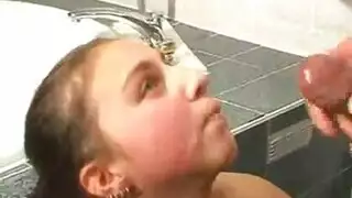 فتاة صغيرة نحيفة يستخدم صديقها وجهها