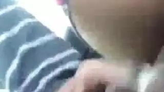 إباحية: آسيوية بأقدام مذهلة تركب قضيب أسود وحشي على كرسي
