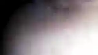 امرأة سمراء ذات ثديين كبيرين تغسل فرجها ثم تمارس الجنس بقوة في الحوض