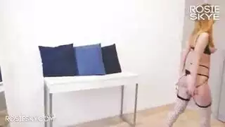 المراهقة النيجيرية البريئة روزي تبتلع الحمولة بعد جماع حلق قاس