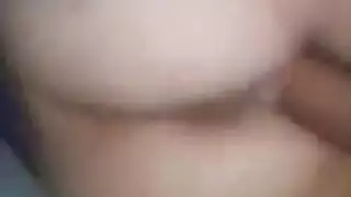 لاتينية مثارة تمص قضيبًا صلبًا قبل أن تُنكح بقوة