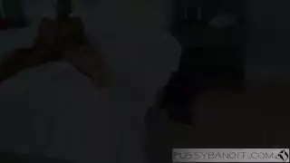 فحل أسمر يضرب فتاة بيضاء بعد تدليك ساخن