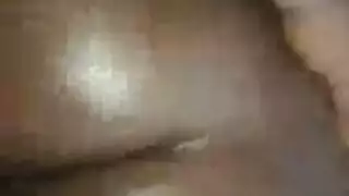رجل مدهون يباعد ثدييها المشدودين للجماع العميق بين الثديين